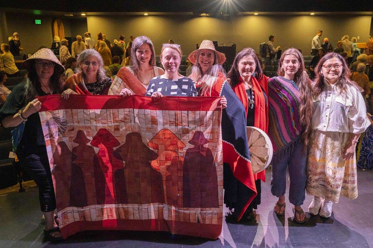 Tapestry with Sisters, Witnesses and Se Si Le staff